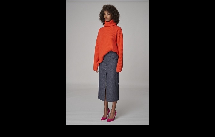 Žena v oranžovém svetru a sukni navy blue
