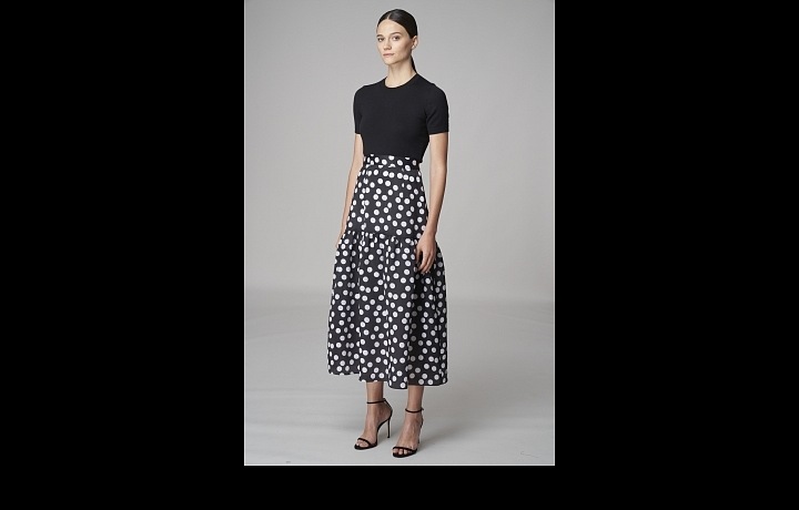 Žena v černém topu bez rukávů