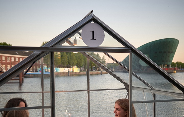 Restaurace, kde se podává jídlo na dřevěném podnosu