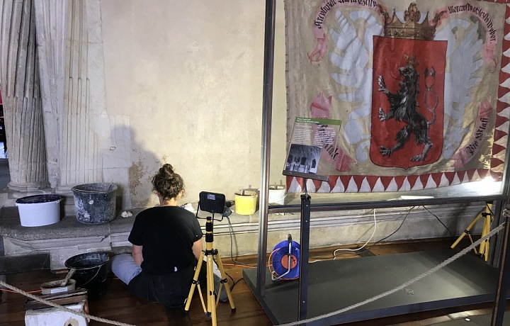 Restaurátorka ve Vladislavském sále. 