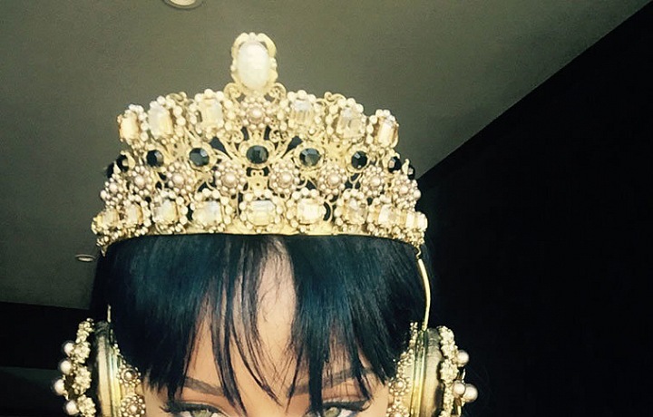 Rihanna a luxury headphones D&G, Frends