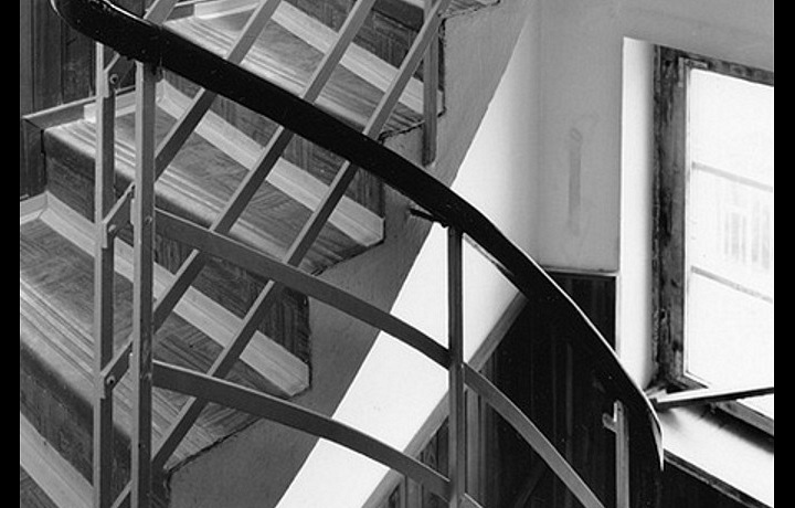 Původní a stále docované schodiště ve vile