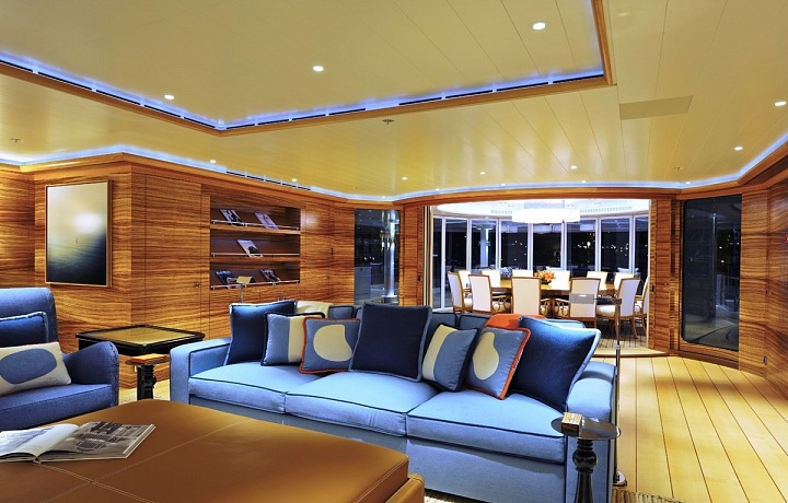 Rising Sun, interiér