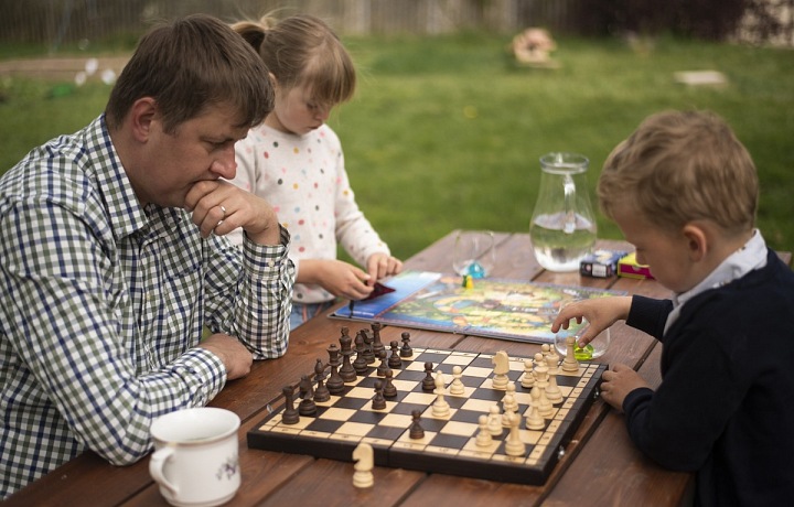 Ministr Tomáš Petříček s dětmi.