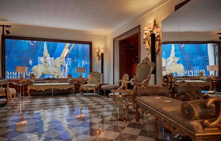 A fashion show was held at the Regina Hotel