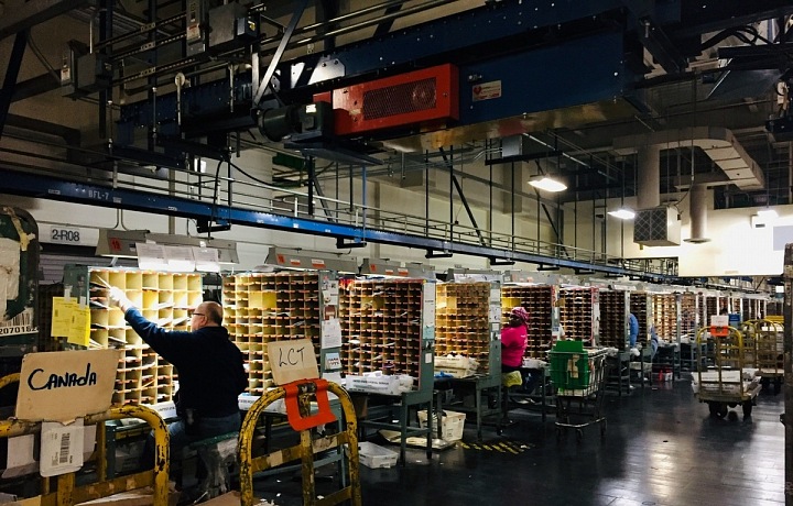 Zázemí pošty je prý mnohem zastaralejší než u  nás. 