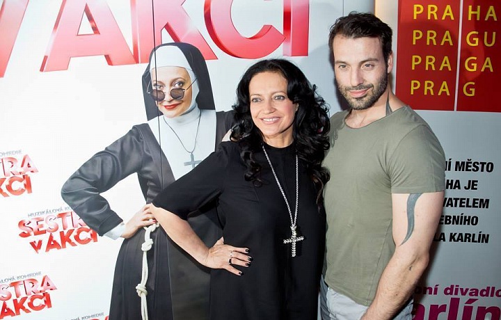 S první manželkou Lucií Bílou hraje v hudebním divadle Karlín. 