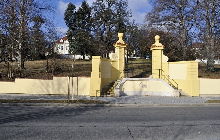 Entrance gate of Hanspaulka Castle