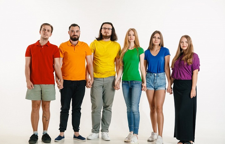 Tolerance. Skupina lidí v duhových trikách.