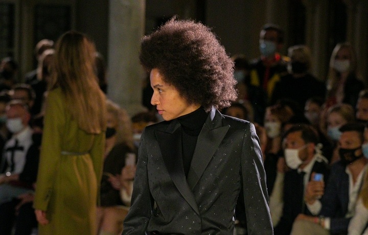 Žena v černém kabátu Pietro Filipi