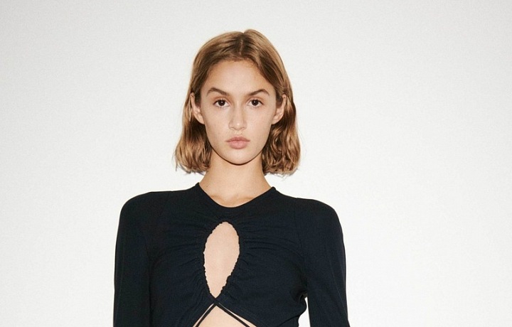 Žena v černých šatech Victoria Beckham