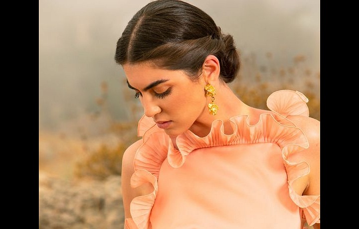 Žena v oranžových šatech Elie Saab SS2021