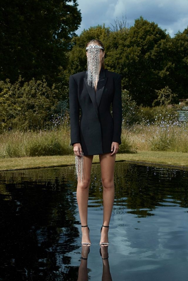 Žena v černém saku David Koma