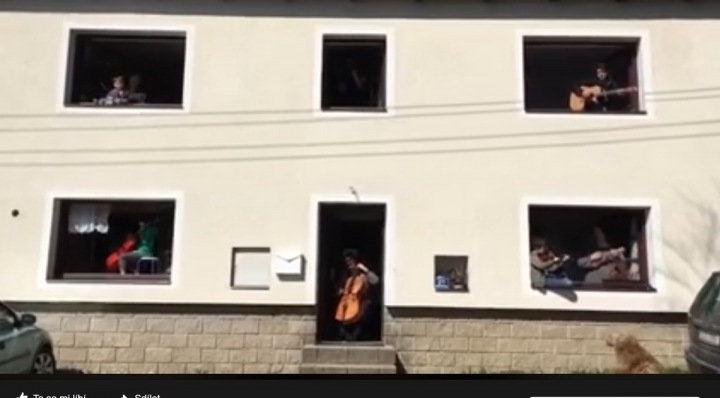 Celá jednarodina se zapojila do zpívající výzvy.