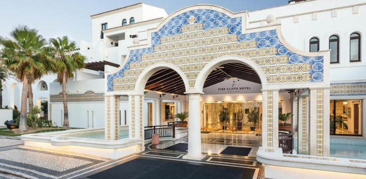 Pine Cliffs Hotel, dvoupodlažní ubytování s výhledem na oceán pro 2 na 5 nocí: 84 000 Kč