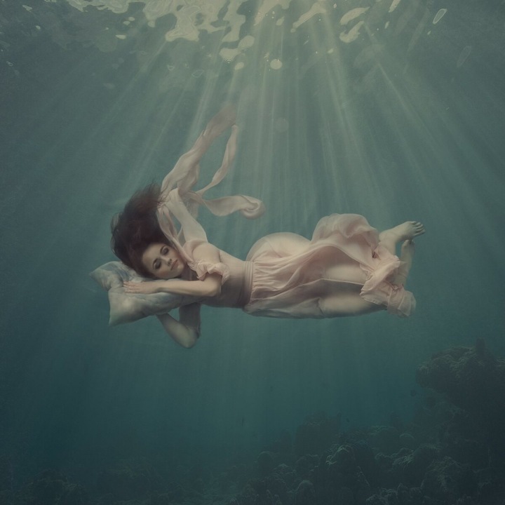 Lucie Drlíková fotí klienty v bazénu i moři.