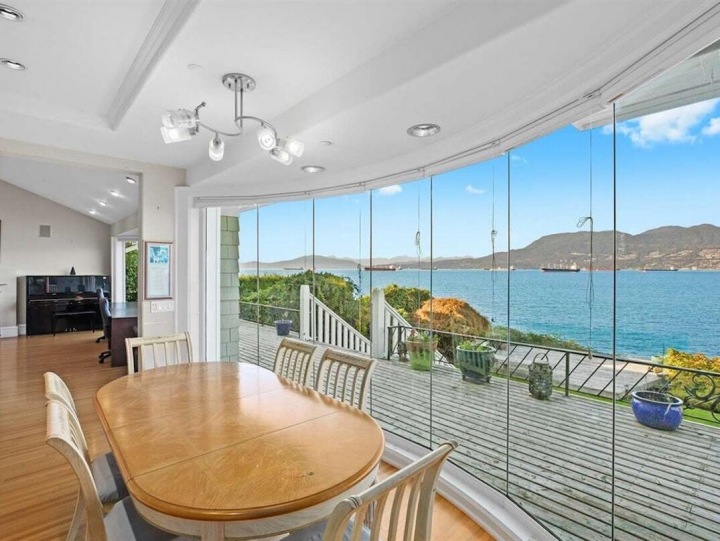 Jídelní část, Angell Hasman & Associates Realty