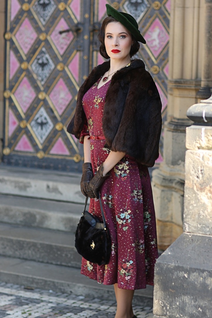 Krásná dívka z dob první republiky 