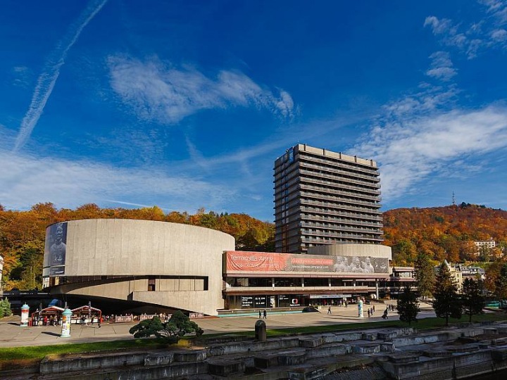 Hotel Thermal má nově zrekonstruované pokoje, tak snad se tam někdo v červenci ubytuje. 