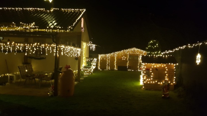 Nazdobené je i okolí domu. 