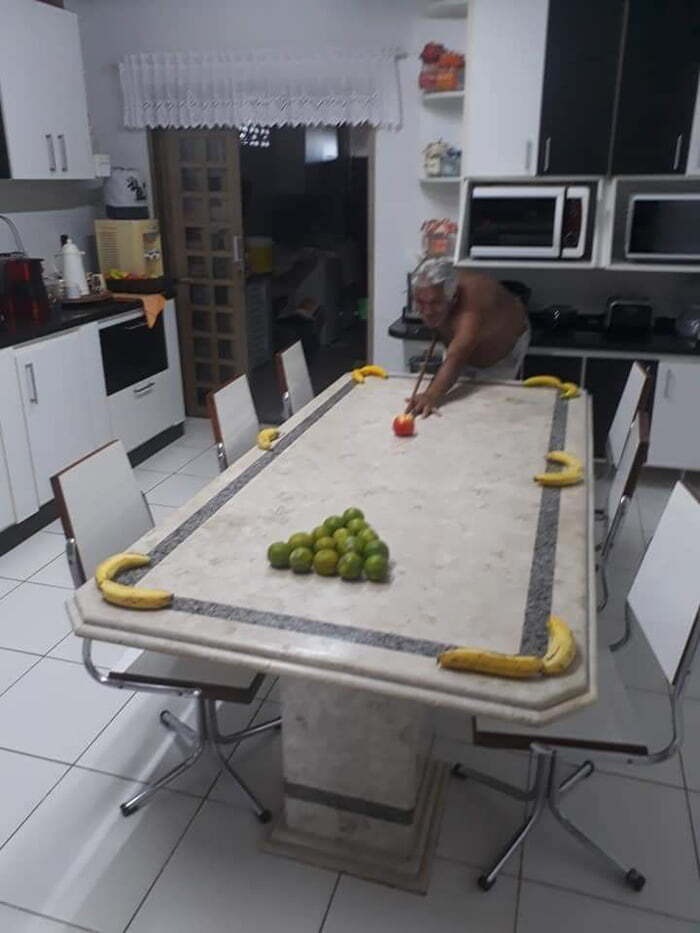 Na kulečník v hospodě s přáteli si budeme muset ještě chvíli počkat. 