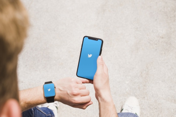 Aplikace Twitter v telefonu. 