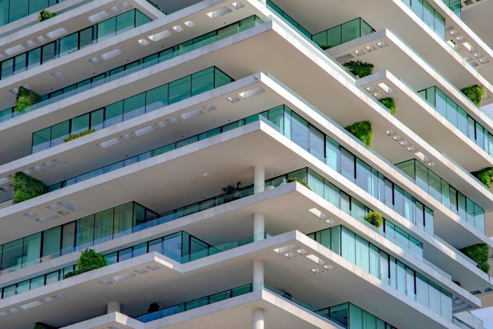 Lidé sledovali výbuchy z balkónů.