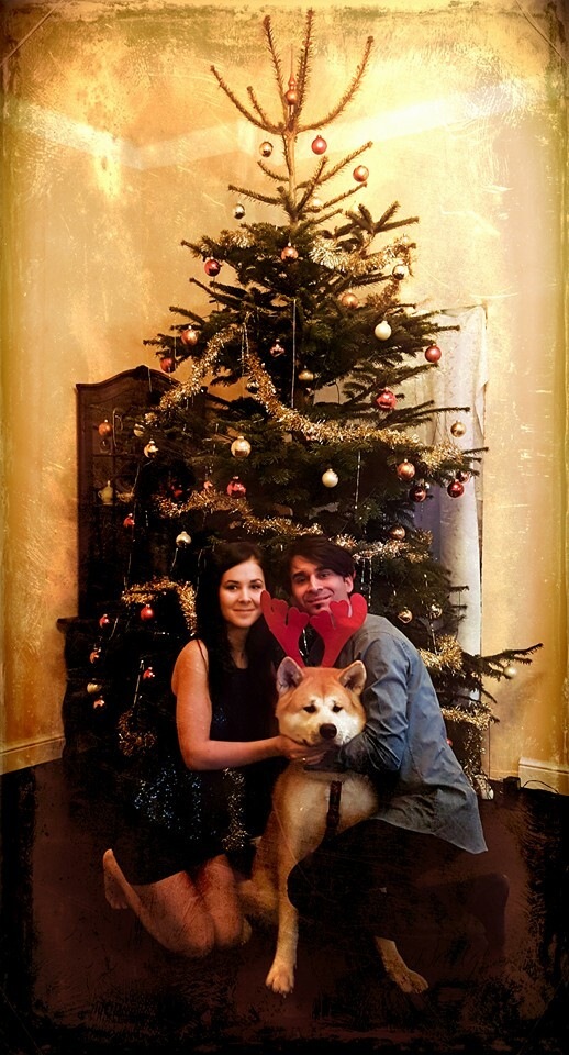 Banga bude s manželkou a se psem ve svém domě. 