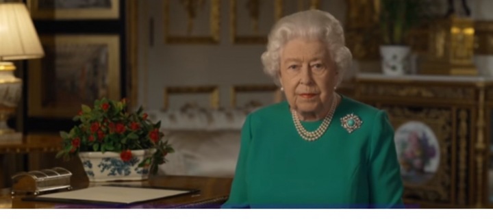 Panovnice promluvila k národu, aby pozvedla náladu. 