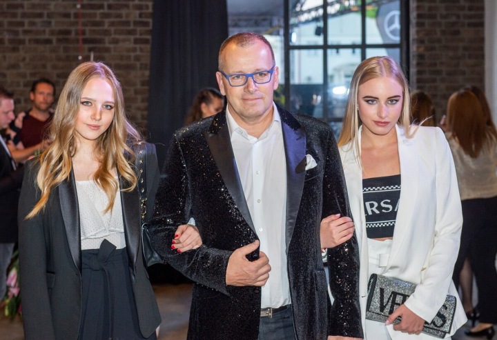 Boris Kollár s dcerou Ester (vlevo) a Alexandrou (vpravo),