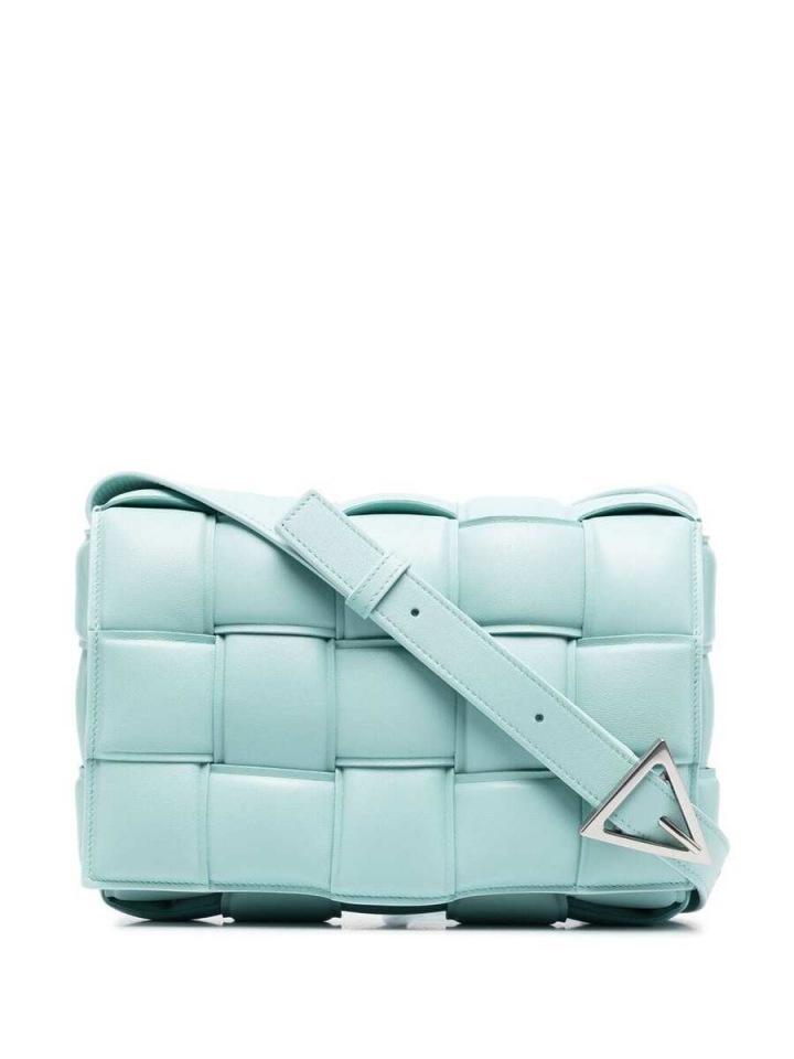 Modrá kabelka Bottega Veneta. 