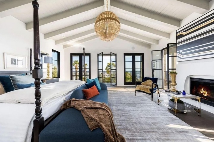 The main bedroom bets on a simple design