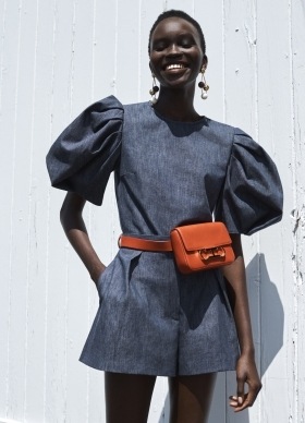 Žena v modrém overalu