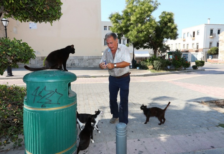 Tento muž se na turisty těší.