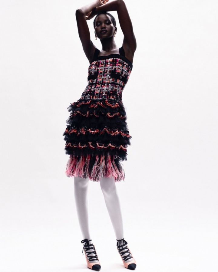 Žena v barevných šatech Chanel Haute Couture Fall 2020