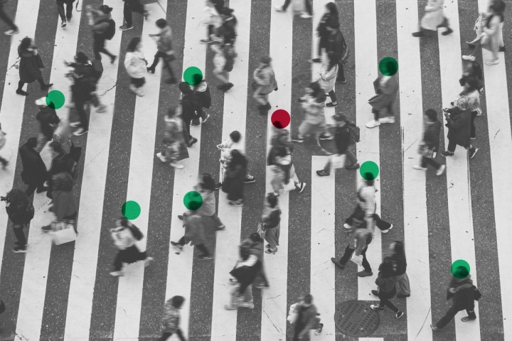 Lidi označeni barvami v davu