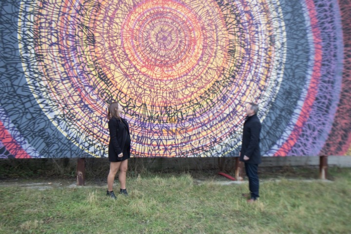 Pár před jedním z velkoformátových tisků v areálu Pragovky