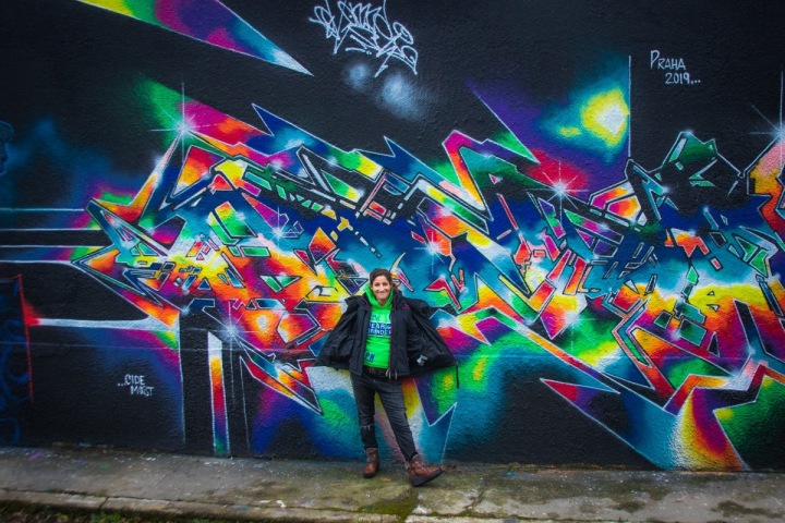 Pravidelně obměňované grafity na zdi v areálu Pragovky