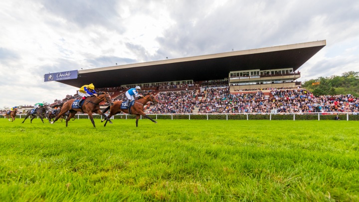 Naplněný stadion Chuchle Arény. 