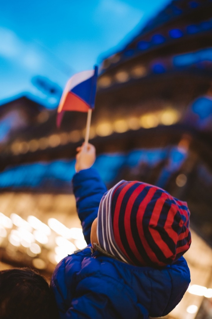 Dítě držící českou vlajku. 