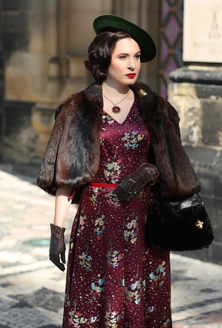 Dívka v období první republiky kráčející ulicí