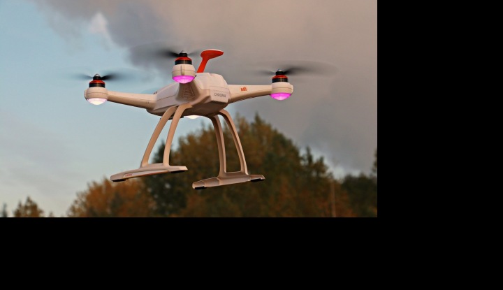 Dron s růžovými světly