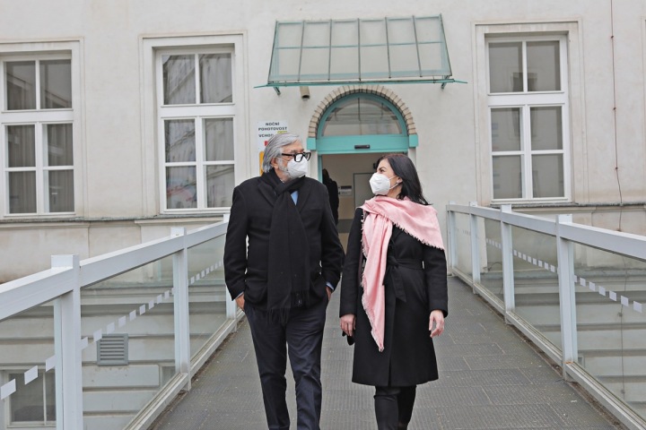 The founder of the Our Lungs Foundation Fund, Elena Jakubovič, handed over a pulmonary ultrasound to the General University Hospital on Charles Square with Jiří Bartoška during covid.