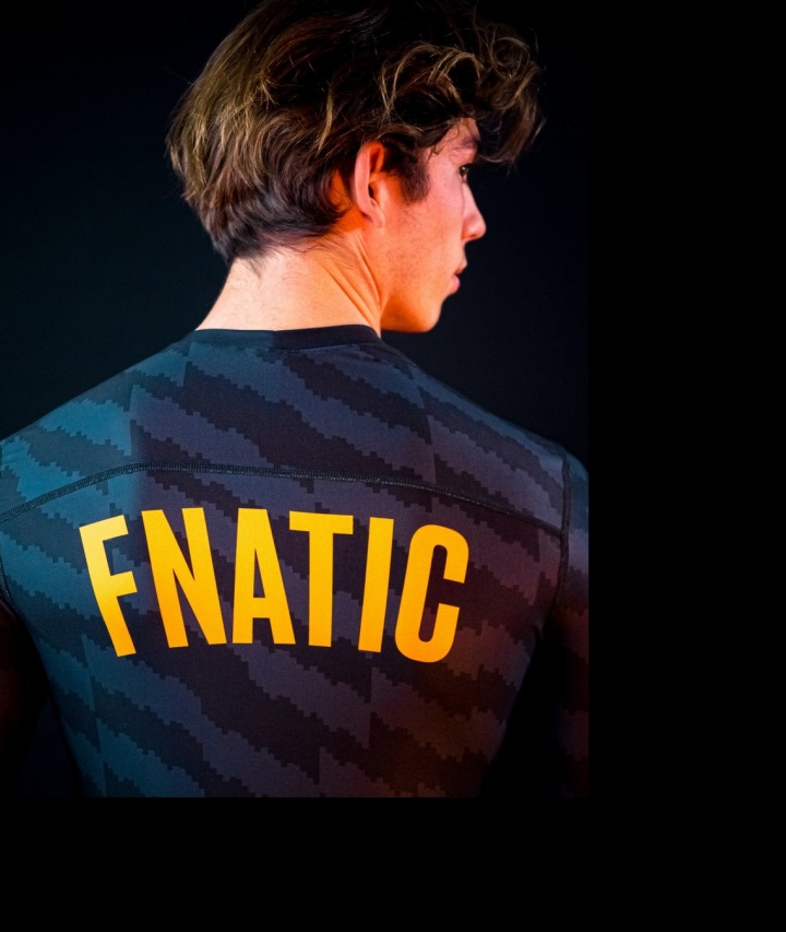 Hráč v dresu esportového týmu Fnatic