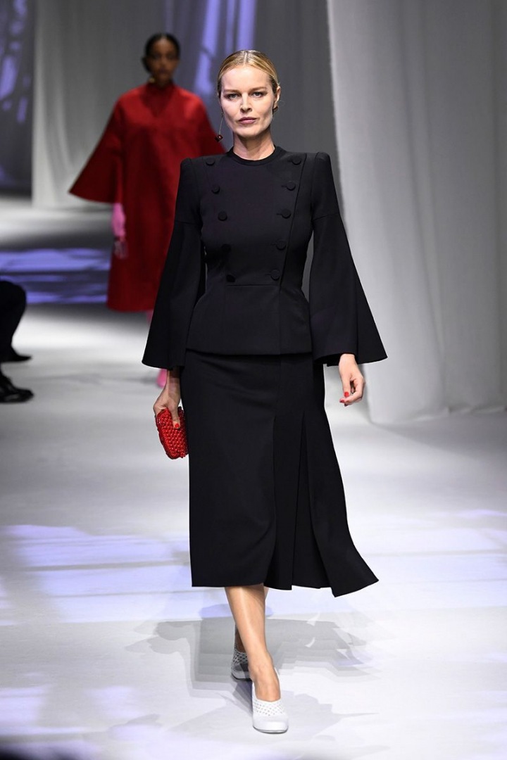 Eva Herzigová v černém modelu Fendi SS2021
