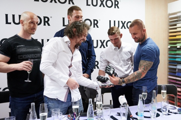 Křest probíhal netradičně a to poklepáním vítězných rukavic. 