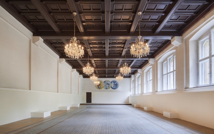 Sál s dřeveným stropem a lustry