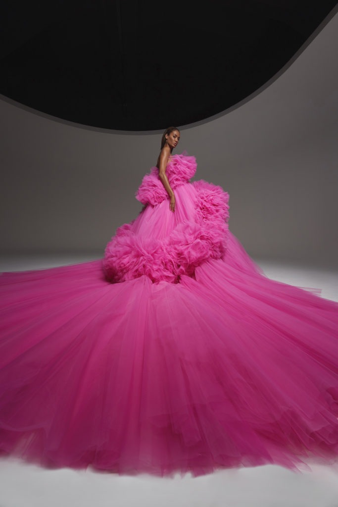 Fuchsiové šaty Giambattista Valli Fall 2020 Haute Couture