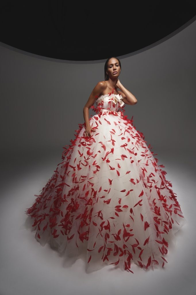 Bílé šaty s pírky Giambattista Valli Fall 2020 Haute Couture