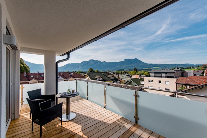 Ubytovat se můžete jak v kempu, tak v luxusních hotelech, kterých je kolem jezera nespočet.